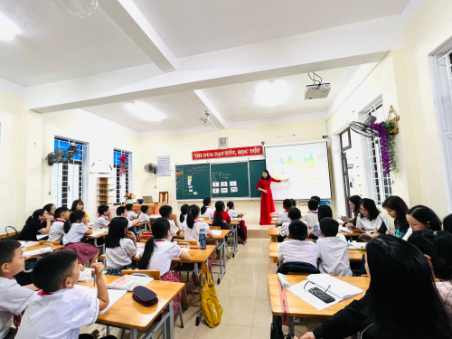 TRƯỜNG TH&THCS KỲ HOA  Công đoàn nhà trường phối hợp với tổ chuyên môn tổ chức   dạy thao giảng chào mừng ngày phụ nữ Việt nam 20/10/2022