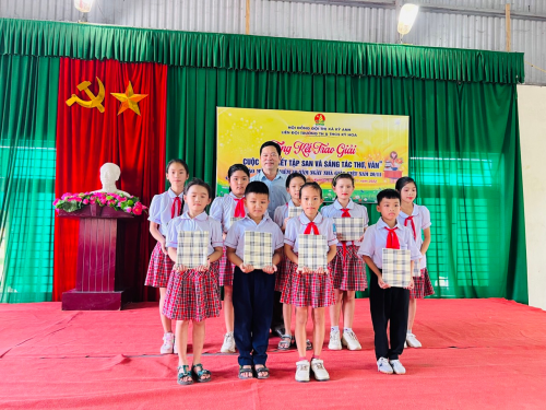 LIÊN ĐỘI TRƯỜNG TH&THCS KỲ HOA Tổ chức tổng kết trao giải cuộc thi “ Viết tập san và sáng tác thơ, văn” chào mừng kỷ niệm 40 năm ngày nhà giáo Việt Nam 20/11