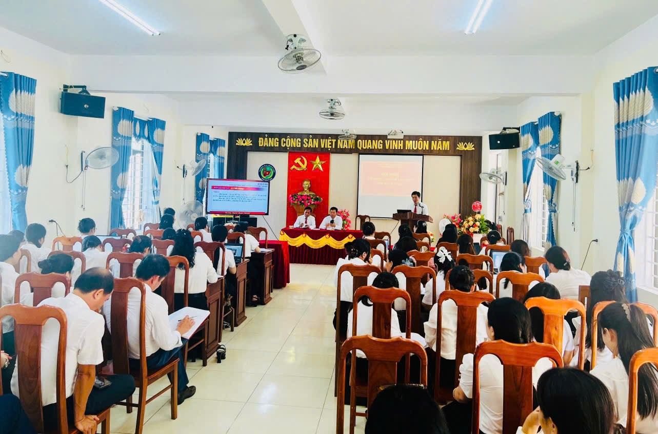 TRƯỜNG TH&THCS KỲ HOA TỔ CHỨC HỘI NGHỊ VIÊN CHỨC VÀ NGƯỜI LAO ĐỘNG NĂM HỌC 2025 - 2026