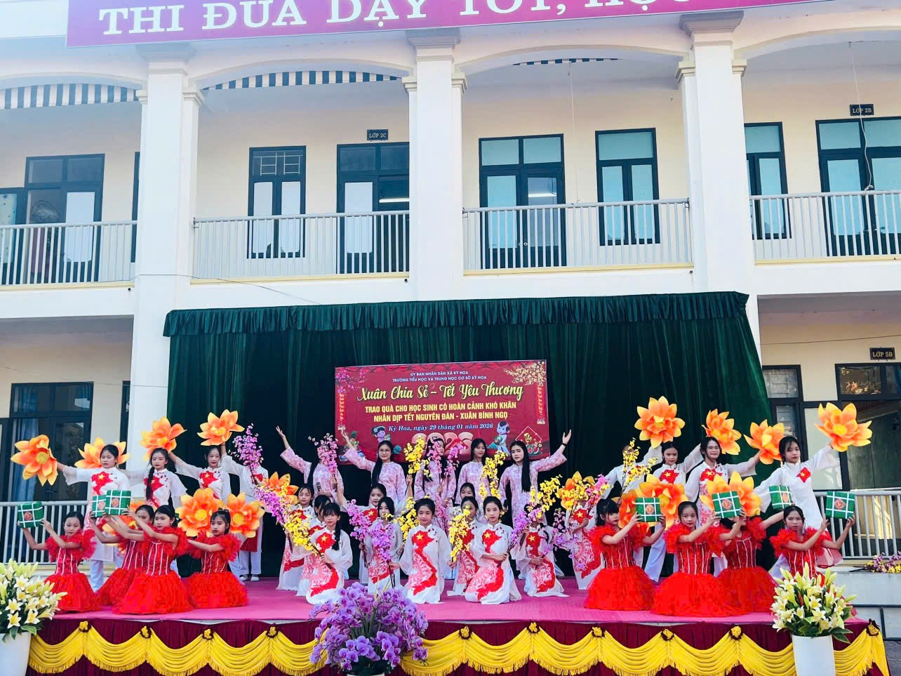 TRƯỜNG TH&THCS KỲ HOA Tổ chức chương trình “ Xuân chia sẻ - Tết yêu thương” Trao quà cho học sinh có hoàn cảnh khó khăn nhân dịp  tết Nguyên đán Bính Ngọ năm 2026