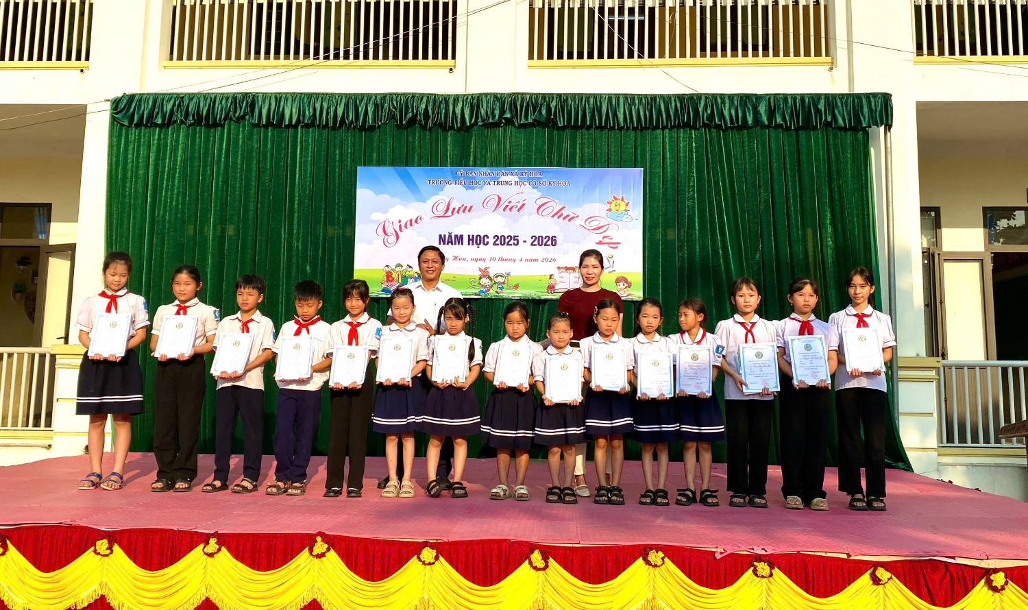 Trao thưởng cho học sinh đạt giải Ba